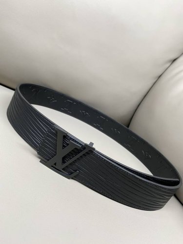 lv Initiales 40 毫米双面腰带 进口小牛皮材质柔软手感 一面大水波纹 一面经典压花纹 P200