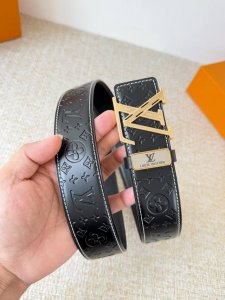 品名： Lv..路易..威登腰带皮带原单 型号：挂扣，经典纯钢材质挂扣，头层牛皮，图片实物拍摄 材料：头层牛皮，挂扣系列，纯钢材质扣头，钯镀电镀工艺永不掉色。原