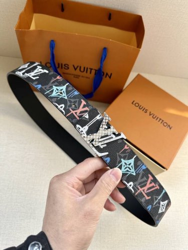 特 Lv 4.0宽 Shape 双面腰带为 Lv Shape 搭扣赋予摩登雾面观感，无论搭配异彩纷呈的 Lv Graffiti 帆布或沉稳牛皮革，均可表明个性态