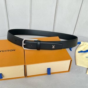 寬度：35Mm 驢家最新品 男士經典頂級休閒腰帶 寬度35毫米 品牌頭層雙面小牛皮底 全新開模精品針扣設計 尾部有相同五金品牌字樣 與腰帶相呼應！多色選