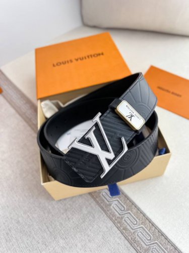 品名： Lv..路易..威登腰带皮带原单 型号：挂扣，经典纯钢材质挂扣，头层牛皮，图片实物拍摄 材料：头层牛皮，挂扣系列，纯钢材质扣头，钯镀电镀工艺永不掉色。原