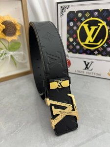 品名：Lv..路易..威登原单 材质：原单牛皮腰带 百分百头层牛皮腰带保证真皮，24K纯钢扣，专柜原单品质、做工精细，时尚大牌，送人自用首选 包装： 请认准如图