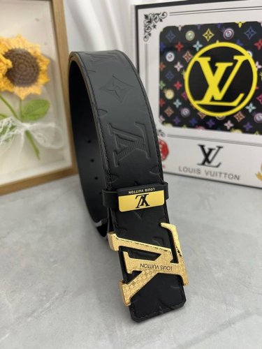 品名：Lv..路易..威登原单 材质：原单牛皮腰带 百分百头层牛皮腰带保证真皮，24K纯钢扣，专柜原单品质、做工精细，时尚大牌，送人自用首选 包装： 请认准如图
