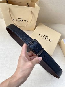 3.7Cm 宽 Coach 这款双面腰带采用运动小牛皮制作，配有经典标志带扣，一款产品，两种外观。其合身度可个性定制，可用剪刀进行剪裁。 Saz D45 Smm