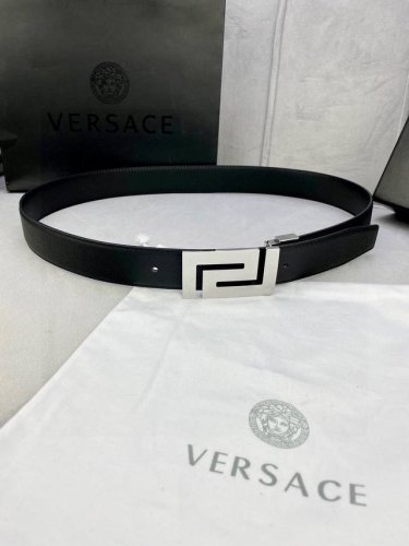 宽度3.5Cm Versace 范思哲 此款柔软的手掌纹原版皮底、皮带饰有一个几何形状的希腊回纹别扣，既时尚又优雅。