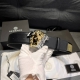 范思哲 ，宽4.0Cm， 原单货，专柜同款、实拍图，带身采用原厂进口原版皮镶满纯铜柳丁，.牛皮，结合精致的美人图扣头，时尚与美的聚焦，触碰手感舒适，有质感，清晰