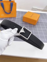 寬度：35Mm Lv S-Lock系列 寬度3.5Cm 驢家法國原廠荔枝紋皮料 搭配独特的圆圈字母钢扣 雙面用