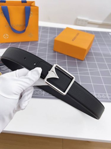 寬度：35Mm Lv S-Lock系列 寬度3.5Cm 驢家法國原廠荔枝紋皮料 搭配独特的圆圈字母钢扣 雙面用