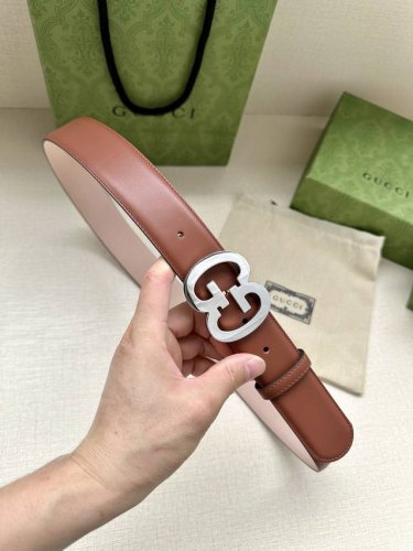 宽度4.0 GUCCI 历史细节和现代元素是Gucci最新系列的特点。历史的花押字硬件致敬品牌的创始人Guccio Gucci。这款腰带采用黑色皮革精制而成，饰