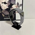 特 配专柜包装 Prada 普拉达 最新高工发箍 小仙女快入手 特殊材质 不嘞头 可盐可甜～