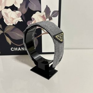 特 配专柜包装 Prada 普拉达 最新高工发箍 小仙女快入手 特殊材质 不嘞头 可盐可甜～