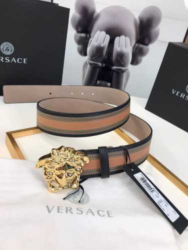 此款皮革腰带饰有标志性的Versace美杜莎头像搭扣，彰显品牌格调。是一款精美的衣橱必备单品。4.0Cm宽