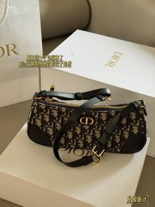 配牛皮 Size：26*11Cm 夏天这一个包就够了 D家又偷偷出新款啦饺子包 升级版 腋下包 容量非常！ 夏天出游轻松又好看哦