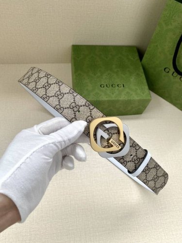 宽度4.0 Cm Gucci Gg Marmont系列每一季都会推陈出新，为灵感源于70年代的标志性Gg配件注入现代精髓。这款Gg Supreme帆布腰带反面采