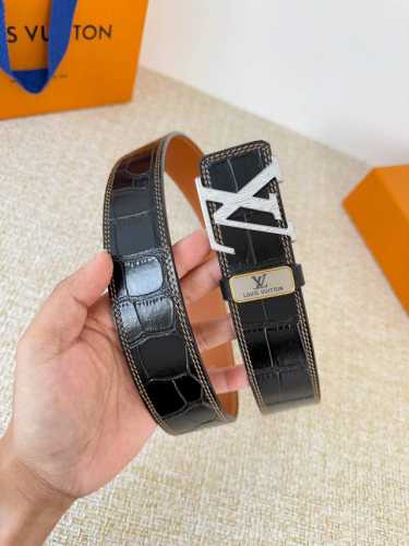 品名： Lv..路易..威登腰带皮带原单 型号：挂扣，经典纯钢材质挂扣，头层牛皮，图片实物拍摄 材料：头层牛皮，挂扣系列，纯钢材质扣头，钯镀电镀工艺永不掉色。原