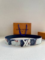 特 本款4.0宽lv Initials 双面腰带以醒目图案描摹烧焦的纸张，唤起对熊熊篝火和户外时光的回忆。素净一面展露经典格调，做旧 Lv Initiales