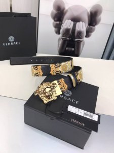 此款粒面牛皮革腰带配有一枚3D美杜莎带扣。饰有Gold Hibiscus印花。此印花代表不断的演进，用芙蓉花对往季的Barocco印花加以重新诠释，将一种意想不