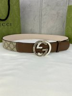 宽度 Cm Gucci 这款腰带在2020早秋系列中惊艳亮相，采用以标志性米色 乌木色组合呈现的品牌双g字母交织图案，与黑色皮革材质相得益彰。双g Mm厚度钢扣