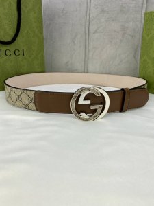 宽度 Cm Gucci 这款腰带在2020早秋系列中惊艳亮相，采用以标志性米色 乌木色组合呈现的品牌双g字母交织图案，与黑色皮革材质相得益彰。双g Mm厚度钢扣