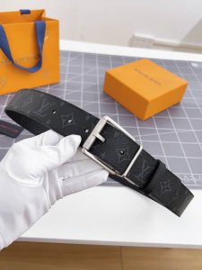 特 寬：40Mm 驢家新品 Nigo新品限量版 專櫃有售新品男士系列 一面專櫃定制面料 一面原廠荔枝紋小牛皮 荔枝紋牛皮有品牌壓紋 針扣款式設計搭扣 雙面用 兩