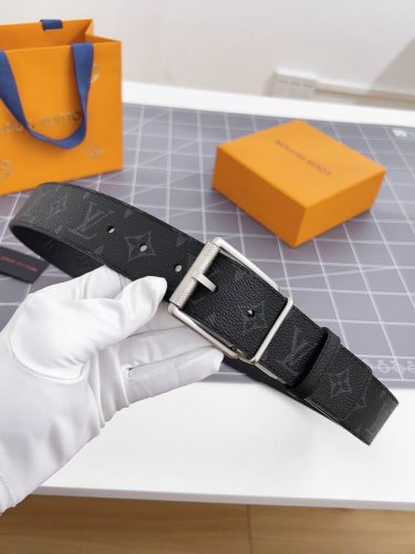 特 寬：40Mm 驢家新品 Nigo新品限量版 專櫃有售新品男士系列 一面專櫃定制面料 一面原廠荔枝紋小牛皮 荔枝紋牛皮有品牌壓紋 針扣款式設計搭扣 雙面用 兩