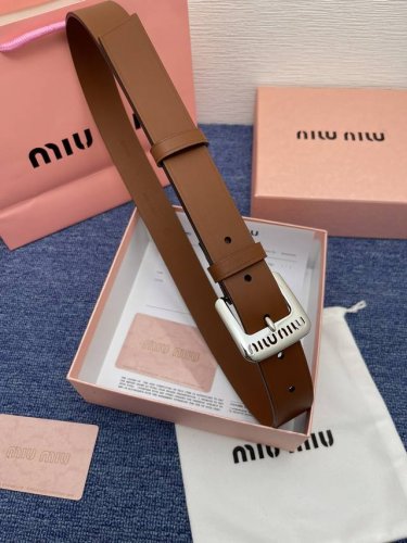 特 缪缪miumiu 全套包装 专柜新款 这款小牛皮腰带是提升别致造型品味的理想之选。镂空雕刻logo徽标搭配方型针扣，手感柔软细腻,夏季裙子必备非常时尚百搭.