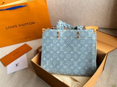配盒 原版五金 Size：28*22Cm L家 牛仔Onthego 来个不一样的 这只牛仔包复古氛围拉满Up 版型，面料五金味道都 Ok！