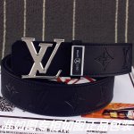品名：Lv..路易..威登原单 型号：认准如图专柜包装，赠送打孔器材料：百分百头层牛皮，24K纯钢扣老花纹路保证真皮。专柜同等质量， 送人自用首选包装： 请认准