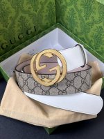 采用以标志性米色 乌木色组合呈现的品牌双G字母交织图案，与白色色皮革材质相得益彰。双G搭扣采用效果，突显时尚造型，米色 乌木色Gg Supreme帆布和杏色皮革