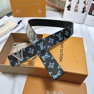 P： DDD 驢牌原單新品 寬度40毫米 此款腰帶搭配做工精細的新型搭扣 面採用專用定制面料 襯托獨具特色的小牛皮底 百搭款 DDD