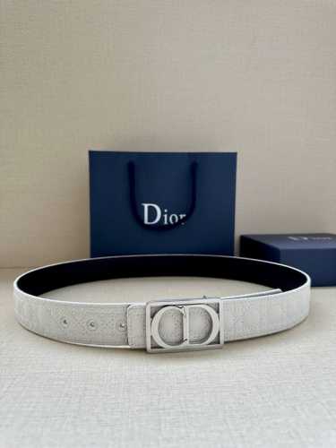 特 宽度3.5Cm Dior 这款腰带巧妙融合优雅与时尚，彰显 Dior 的精湛工艺。采用头层牛皮精心制作，饰以 Kumo 藤格纹，以全新方式呈现经典图案。腰带