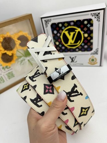 品名：Lv..路易..威登原单 材质：原单牛皮腰带 百分百头层牛皮腰带保证真皮，24K纯钢扣，专柜原单品质、做工精细，时尚大牌，送人自用首选包装： 请认准如图专