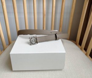 Loewe 罗意威 专柜最新同款腰带 平纹牛皮革腰带 配有loewe Anagram针扣 卓越的工艺 个性的造型 精美的材质 宽:2.0Cm