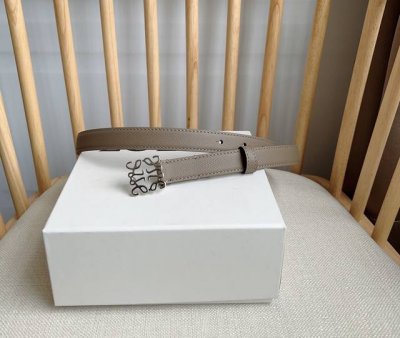 Loewe 罗意威 专柜最新同款腰带 平纹牛皮革腰带 配有loewe Anagram针扣 卓越的工艺 个性的造型 精美的材质 宽:2.0Cm