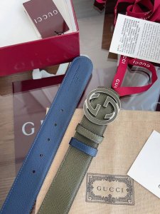 Gucci 这款男士腰带亮眼吸睛，是2026早春系列之一。腰带扣设有一个销钉，可轻松翻转互扣式双G造型配件。一面为深绿色粒面牛皮革，另一面为海军蓝牛皮革，宽度4