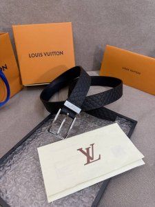 新款 Lv 腰带出自 2025新款压字母Monogram 花卉，展现西部牛仔的灵感启发。双重缝线穿梭于皮革内外两侧，成就多种造型可能，宽度 3.5Cm 全套包装