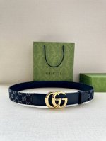 宽度3.8Cm Gucci 每一季，品牌标识都会吐故纳新，于经典之中融入新意。在这款腰带上，经典gg标识以亮眼之姿生动呈现，与双g造型配件相得益彰。 黑