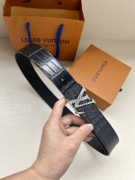 特 本款腰带4.0宽:Lv Pyramide 腰带焕新加入路易威登稀有皮革配饰系列。鳄鱼皮革呈现雍容纹理，Lv Pyramide 搭扣闪耀金属光泽。