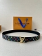 Lv 双面腰带取材缝线皮革和 小黑花 小白花帆布，以尖瓣 Monogram 花卉搭扣映衬榄尖形腰带末端，为纤细设计注入柔美风情。