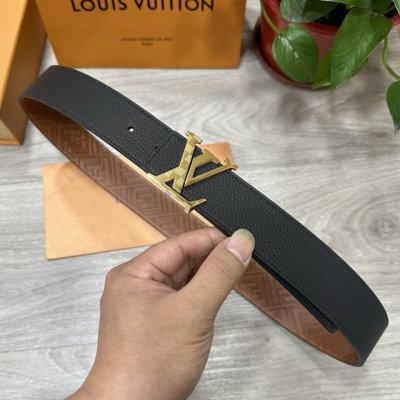 Lv.路易威登 宽40Mm双面原版小牛皮 搭配单钌钯电镀扣 完美的手感.油边 出众的设计.风格 高贵奢华 时尚大方 高清实拍 货真价实 品质保证 双面用