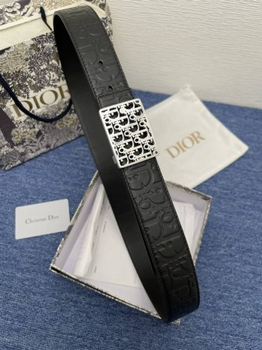 特 2024夏季新款这款腰带巧妙融合优雅与时尚，彰显 Dior 的精湛工艺。采用黑色皮革精心制作，饰以 Kumo 藤格纹，以全新方式呈现经典图案。腰带长度可调节