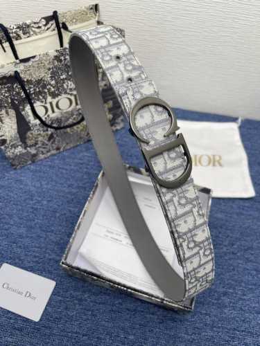 迪奥550 3.5Cm。特 这款 Montaigne Avenue 腰带从同名手袋汲取灵感，采用黑色光滑 牛皮革精心制作，质感柔软，设计优雅，饰以富有光泽的新款