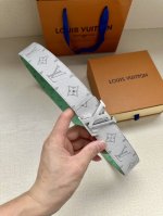 特 4.0宽louis Vuittonlv路易威登绿色徽标印花双面腰带双面腰带令 一展艺术气息。Lv Mide 抛光金属搭扣再添品牌底蕴。