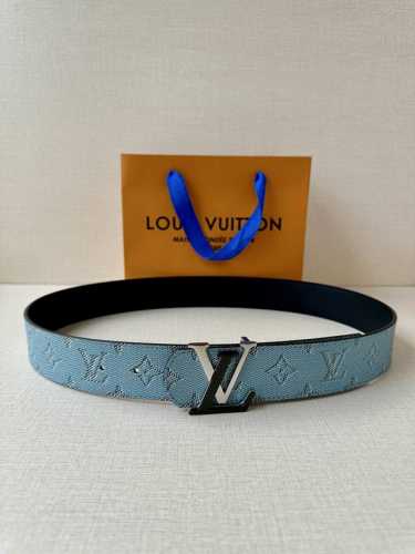 4.0宽 Lv Dimension Monogram H Ritage 双面腰带拼接素净皮革和 Monogram 涂层帆布 呈现经典设计的崭新演绎 品牌元素焕现