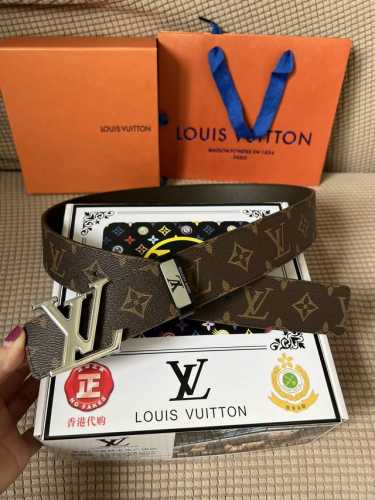 品名：Lv..路易..威登原单 材质：原单牛皮腰带 百分百头层牛皮腰带保证真皮，24K纯钢扣，专柜原单品质、做工精细，时尚大牌，送人自用首选 包装： 请认准如图