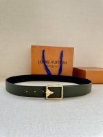 3.4宽 Lv Trunk 双面腰带 皮革塑造摩登设计，可为商务或休闲造型注入典雅魅力。铭纹 S-Lock 搭扣援引品牌经典行李箱元素