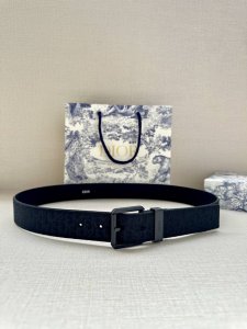 宽度3.5Cm Dior 这款腰带采用黑色超迷你 Oblique 印花面料精心制作，搭配金属覆层黄铜腰带扣，彰显优雅时尚的风范。腰带长度可调节，可与各式 35