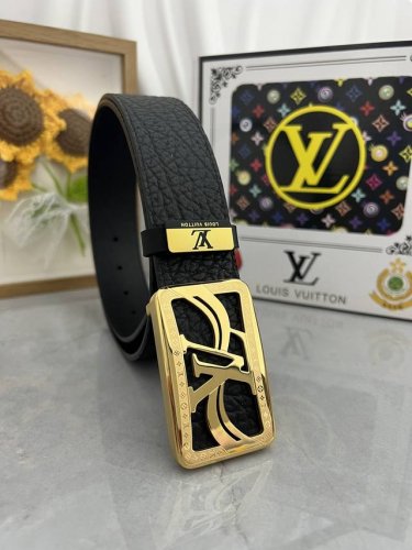 品名：Lv..路易..威登原单 材质：原单牛皮腰带 百分百头层牛皮腰带保证真皮，24K纯钢扣，专柜原单品质、做工精细，时尚大牌，送人自用首选 包装： 请认准如图
