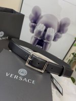 范思哲versace，这个经典的腰带由柔软的小牛皮制成，配有方形扣和精致的金属元素，路人上有希腊风格。3.5Cm宽