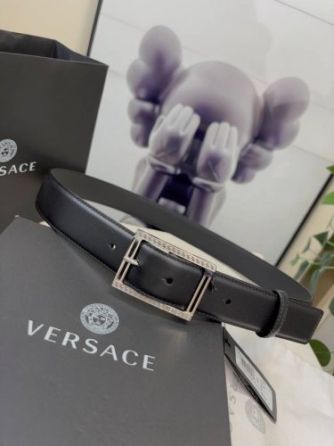 范思哲versace，这个经典的腰带由柔软的小牛皮制成，配有方形扣和精致的金属元素，路人上有希腊风格。3.5Cm宽